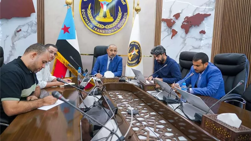 الرئيس الزُبيدي يناقش مع سفيرة المملكة المتحدة مستجدات الأوضاع وجهود إحلال السلام في بلادنا