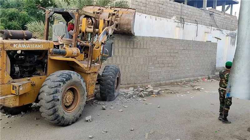 وحدة حماية الأراضي تزيل بناءً عشوائياً في عمر المختار بالعاصمة عدن 