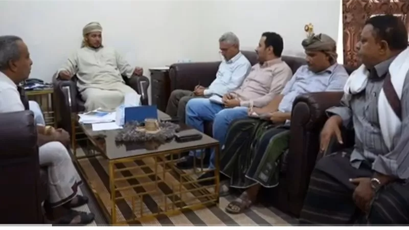الثقلي يلتقي فريقاً فنياً من شركة النفط ويطلع على الجهود المبذولة لاستئناف تشغيل فرعها بسقطرى