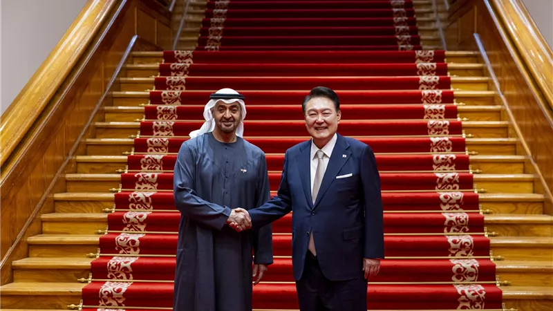 الشيخ محمد بن زايد يبحث في كوريا الجنوبية تعزيز العلاقات الثنائية وعددًا من القضايا الدولية