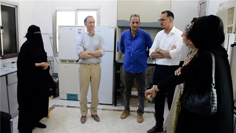 وفد هولندي يزور موقع مشروع إنشاء خزان مياه بمحطة البرزخ في عدن