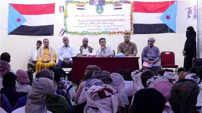 انتقالي سقطرى يعقد اجتماعاً موسعاً ويبحث تعزيز العمل التنظيمي ومعالجة قضايا المواطنين 