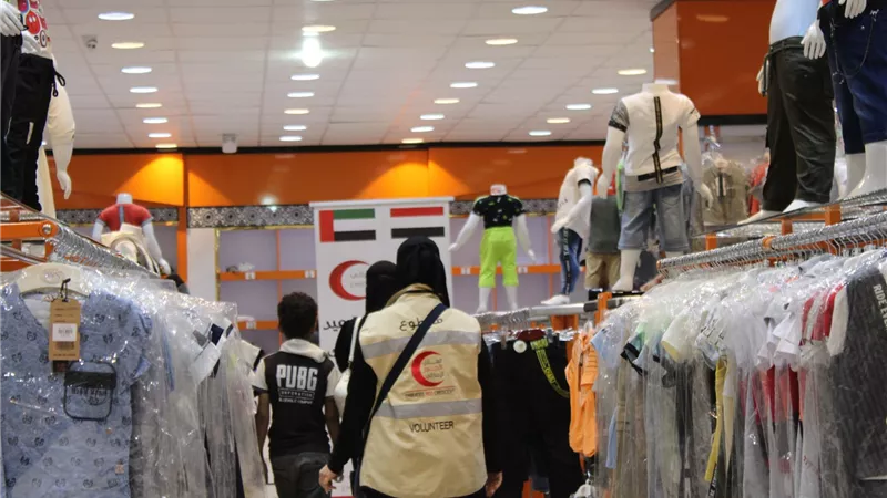 الهلال الأحمر يواصل توزيع مشروع كسوة عيد الأضحى بحضرموت