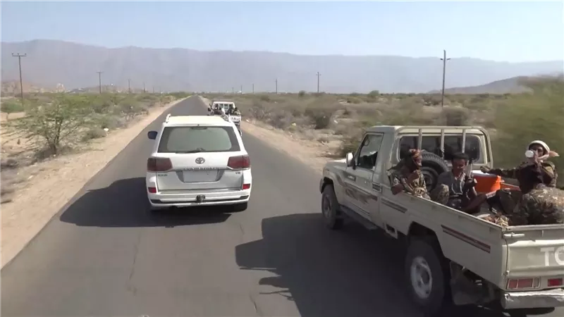 لجنة من وزارة الدفاع تزور مدينة لودر وتطلع على الوضع في جبهة ثرة
