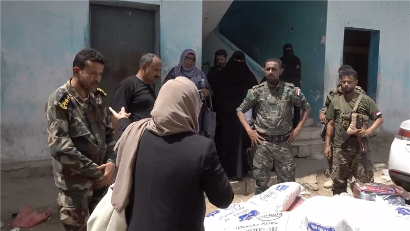 لتحسين وضع نزلائه.. أمن حوطة لحج يتسلم عدداً من المواد العينية 