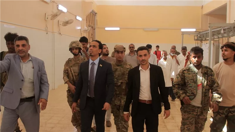 السقاف يطلع على تجهيزات مؤسسة المسالخ لتوزيع أضاحي العيد بعدن 