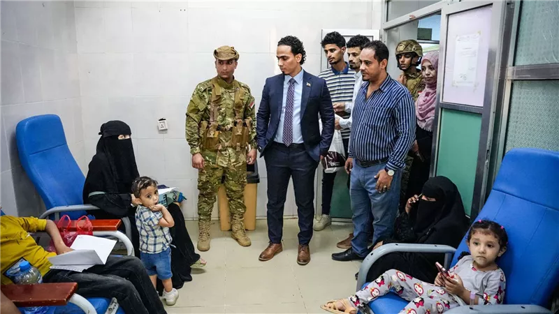 السقاف يتفقد مرضى السرطان في مستشفى الصداقة