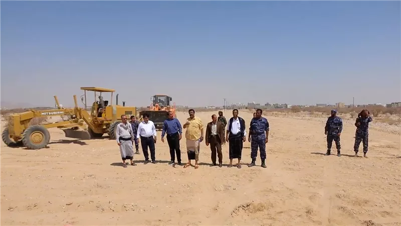 تدشين أعمال شق أحد الشوارع الرئيسة بمدينة عتق في شبوة