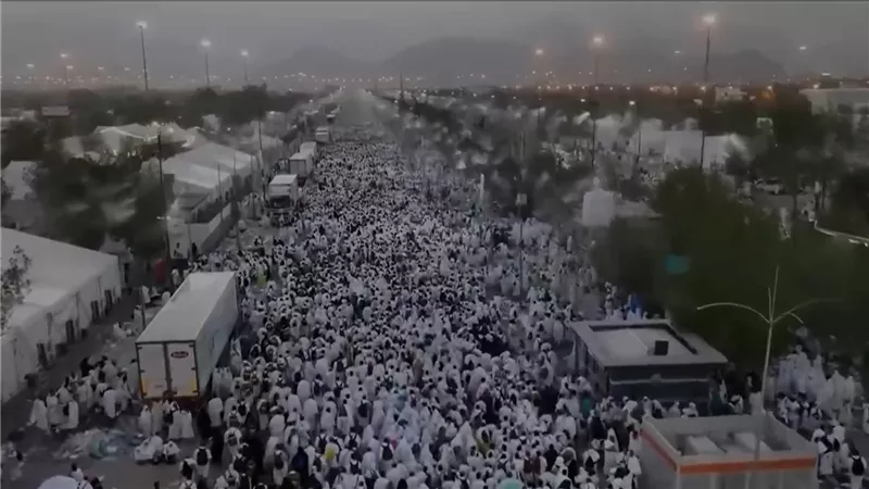 ضيوف الرحمن يتمّون الوقوف بعرفة ويتوجهون للمبيت بمزدلفة 