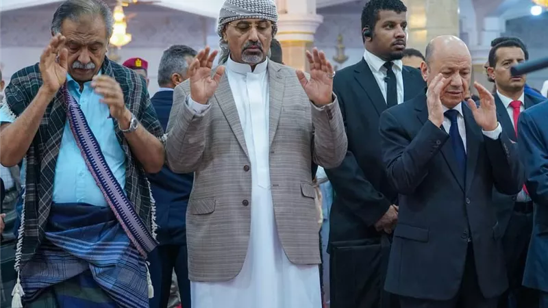 الرئيس القائد عيدروس الزُبيدي يؤدي صلاة عيد الأضحى في جامع الرئاسة