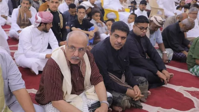 الكثيري والمحمدي يؤديان صلاة عيد الأضحى مع جموع المصلين بمسجد الشهداء بالمكلا