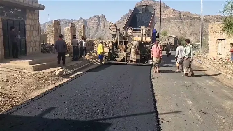 انطلاق المرحلة الثانية من أعمال الأسفلت لطريق الصحى الكربة في لحج 