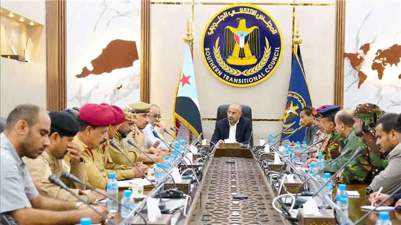 الرئيس الزُبيدي: إدارة أمن أبين المخولة بحلّ إشكاليات العمل الميداني بالتنسيق مع المحافظ 
