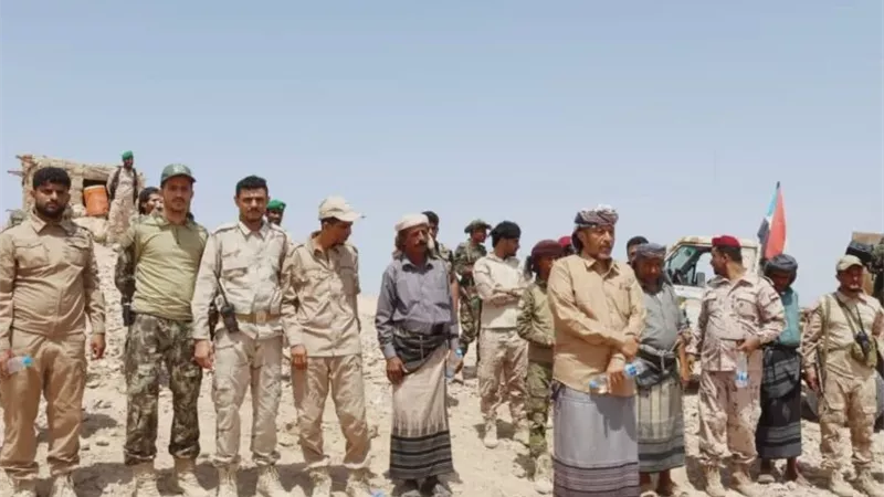 رئيس انتقالي أبين يتفقد أبطال اللواء الأول دعم وإسناد بالمحفد ويشيد بجاهزيتهم 