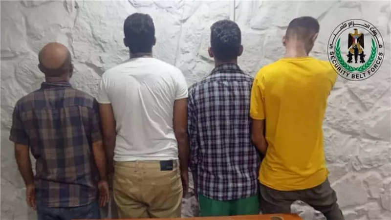 قوات الحزام الأمني تضبط عدد من مروجي ومتعاطي المخدرات في عدن