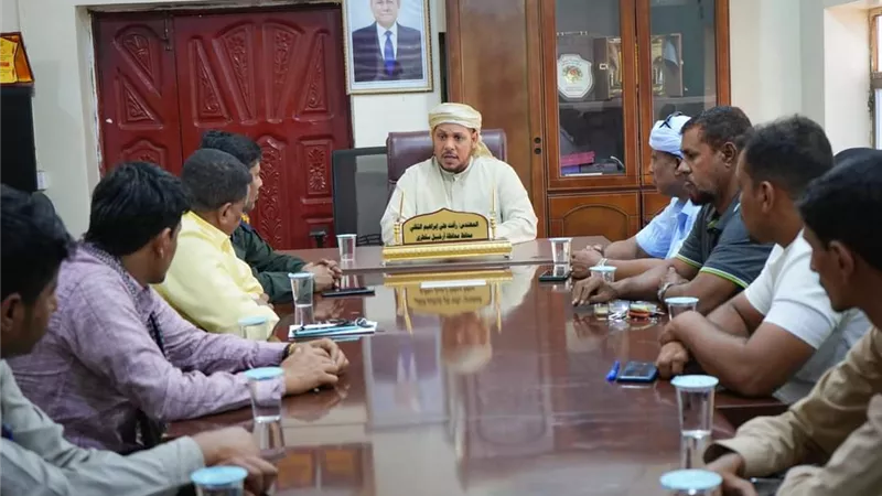 محافظ سقطرى يناقش مع البنوك وشركات الصرافة الإجراءات الكفيلة بتأمين توفر السيولة النقدية في المحافظة