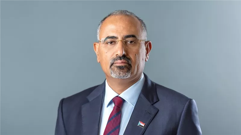 الرئيس الزُبيدي يُعزَّي في وفاة الكاتب والباحث الشيخ سالم لحيمر القميري