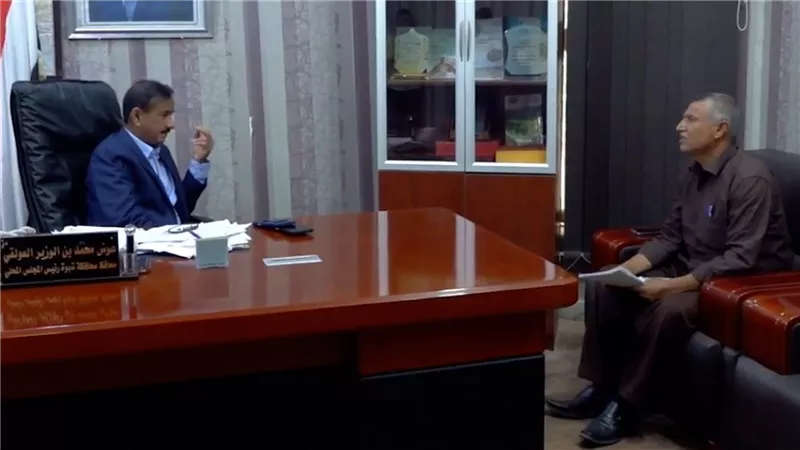محافظ شبوة يوجه بمعالجة إشكالية ضخ المياه لمدينة عتق من حقل الشبيكة 