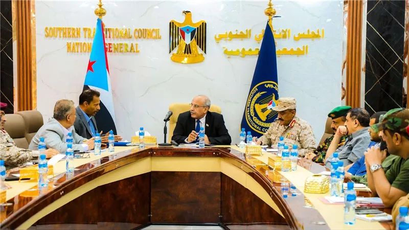 الكثيري يرأس اجتماعاً مشتركاً للقادة العسكريين والأمنيين بعدن وأبين