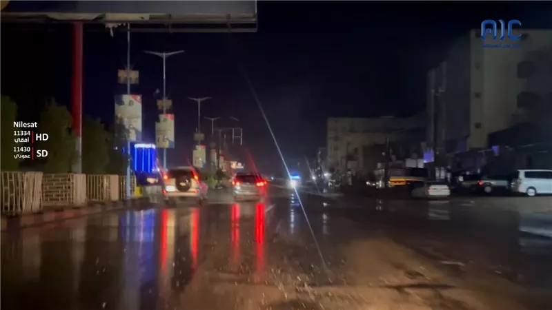 في ليلة مطيرة.. لقطات حصرية لمدينة عتق عاصمة شبوة وهي تتلألأ تحت زخات المطر 