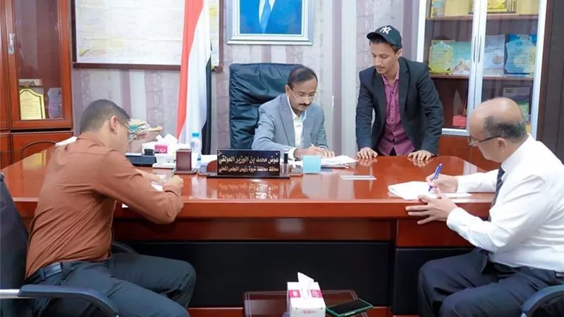 محافظ شبوة يصادق على عقد توريد أجهزة لمعامل كلية الحاسوب بجامعة شبوة