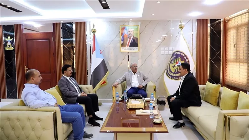 الكثيري يطّلع على جهود السلطة بعدن في المجال الإنساني وإيواء النازحين 