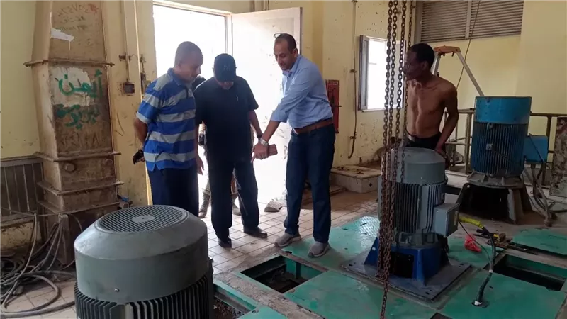 أمين عام عدن يتفقد أعمال شفط مياه الأمطار في عدد من شوارع العاصمة 