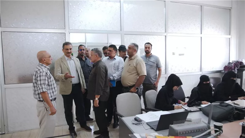 المحافظ لملس يتفقد سير العمل بمكتبي الأشغال العامة والسلطة المحلية بالمعلا 