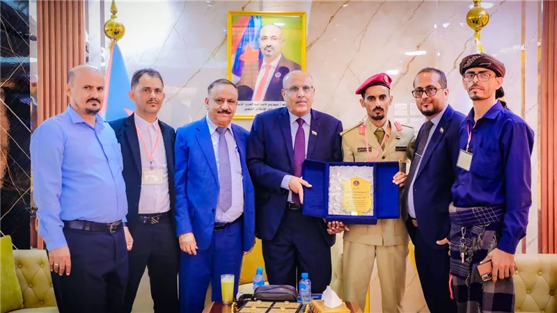 الكثيري يكرّم الملازم العبدلي لحصوله على المرتبة الأولى في العلوم العسكرية بدولة الإمارات