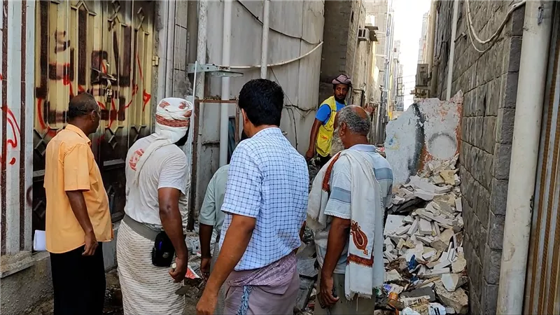 وحدة حماية الأراضي تزيل بناء عشوائيا في الشيخ عثمان بعدن
