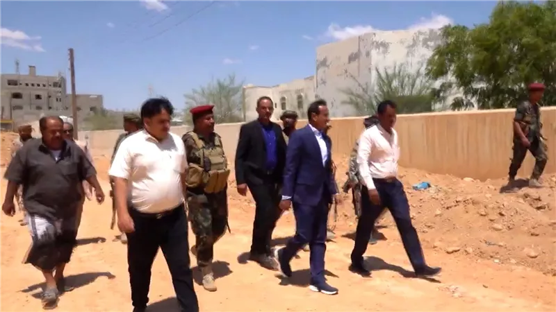 محافظ شبوة يدشن التوسعة الجديدة في شارع الشهيد اللواء سالم قطن بمدينة عتق