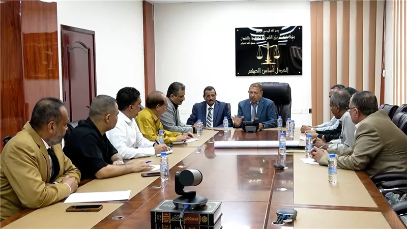 رئيس القضاء الأعلى يناقش مع محافظ عدن وهيئة العقارات إنشاء مجمع قضائي