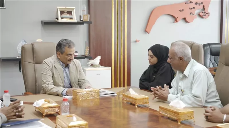 لملس يُكرّم الطالبة 