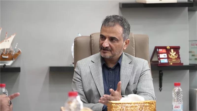 محافظ العاصمة عدن يؤكد أهمية العمل الجماعي في مكافحة المخدرات