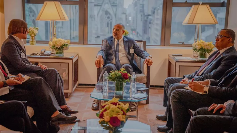 الرئيس القائد عيدروس الزُبيدي يثمن التدخلات الإنسانية للصليب الأحمر