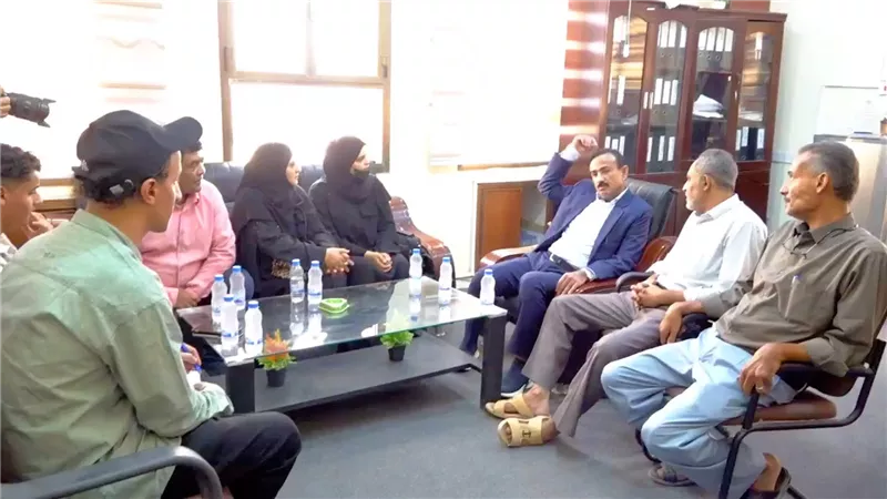 محافظ شبوة يتفقد فرع البنك المركزي ويشدد على ضرورة التنسيق مع الجهات المختصة