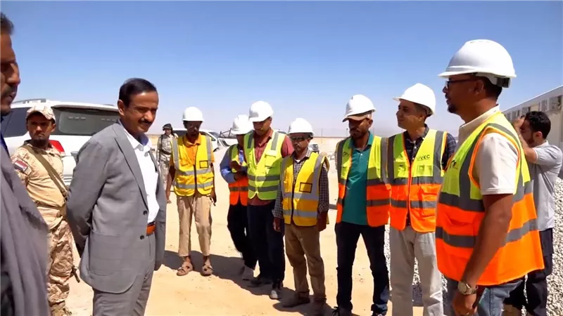 محافظ شبوة يتفقد مشروع محطة الطاقة الشمسية ويشيد بدعم الإمارات