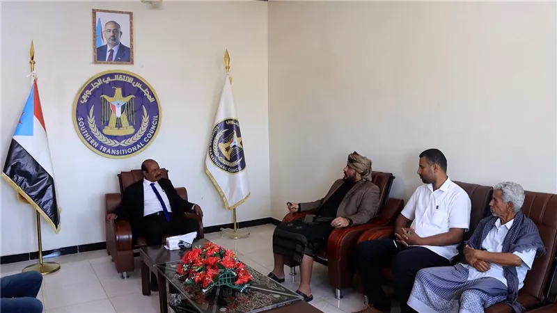 الشيخ لحمر يلتقي الرئيس السابق لتنفيذية انتقالي شبوة 