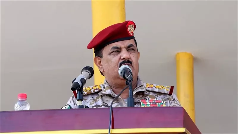 وزير الدفاع يشهد عرضا لطلاب الكلية الحربية في العاصمة عدن 
