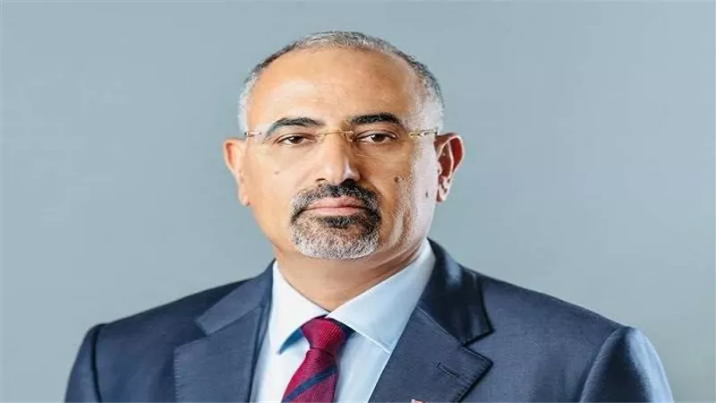 الرئيس الزُبيدي يعزي مدير برنامج التحصين الموسع بالعاصمة عدن بوفاة شقيقه