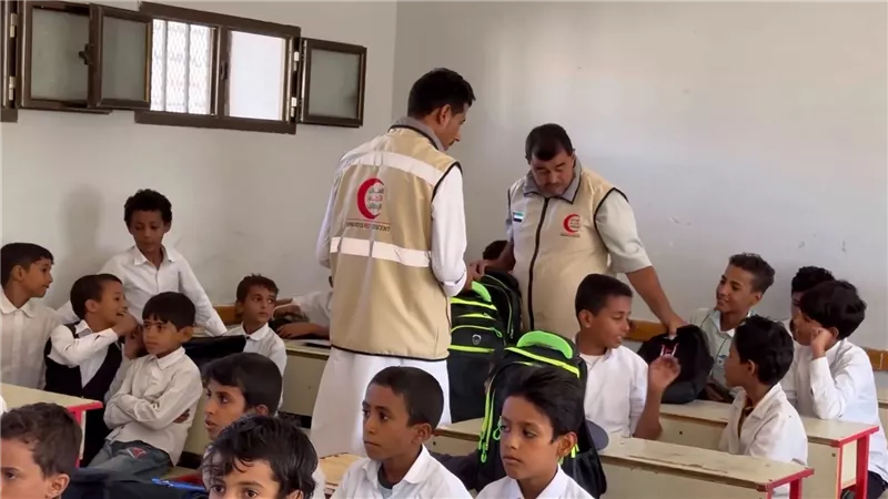 تقرير.. بدعم إماراتي.. تدشين مشروع الحقيبة المدرسية بشبوة