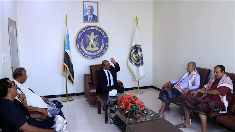 رئيس انتقالي شبوة يلتقي عددًا من الشخصيات السياسية والحكومية بالمحافظة