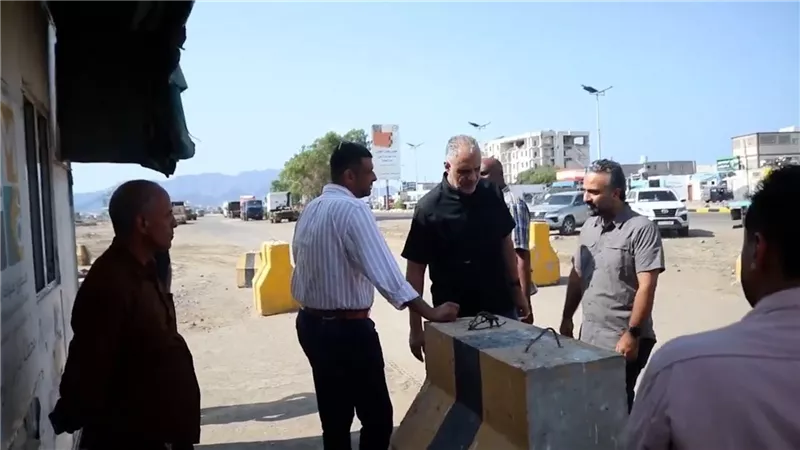 الماس يتفقد سير العمل بمحطة الوزن المحوري بمديرية خور مكسر
