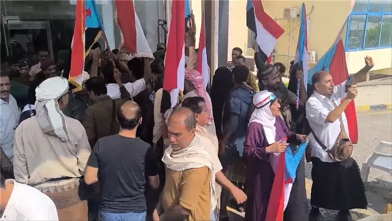وقفة احتجاجية سلمية أمام قاعة لقاء ما يسمى بتكتل الأحزاب اليمنية بالعاصمة عدن
