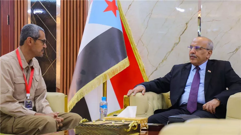 الكثيري يطّلع على التحديات التي يشكلها استمرار تدفق النازحين إلى وادي وصحراء حضرموت