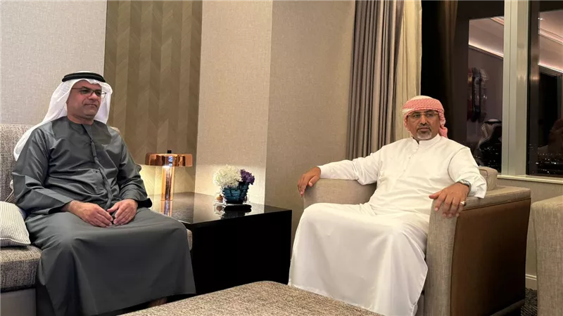 الرئيس الزُبيدي يلتقي سفير دولة الإمارات العربية المتحدة