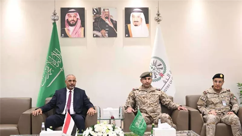 الرئيس الزُبيدي يزور مقر قيادة القوات المشتركة بالعاصمة السعودية الرياض