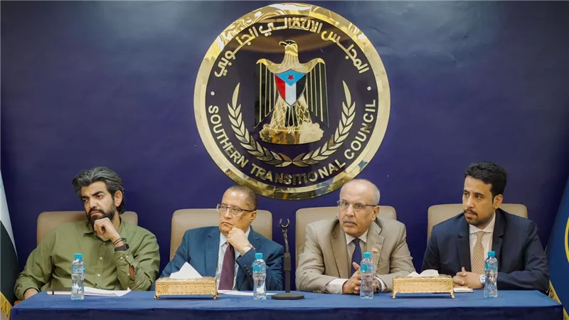 الكثيري والخبجي يرأسان اجتماعاً موسعا لرؤساء نقابات عمال الجنوب وممثلي الاتحادات والهيئات العسكرية والأمنية الجنوبية