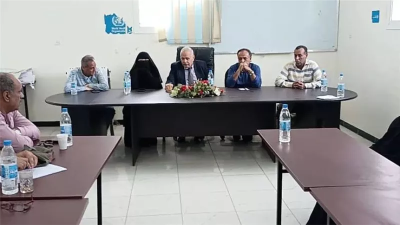 البيشي يناقش مع مسؤولي الصحة في الشيخ عثمان تعزيز العمل في القطاع الصحي 