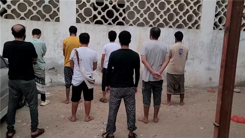 إدارة مكافحة المخدرات ترحل 8 متهمين بترويج المخدرات إلى السجن المركزي بعدن